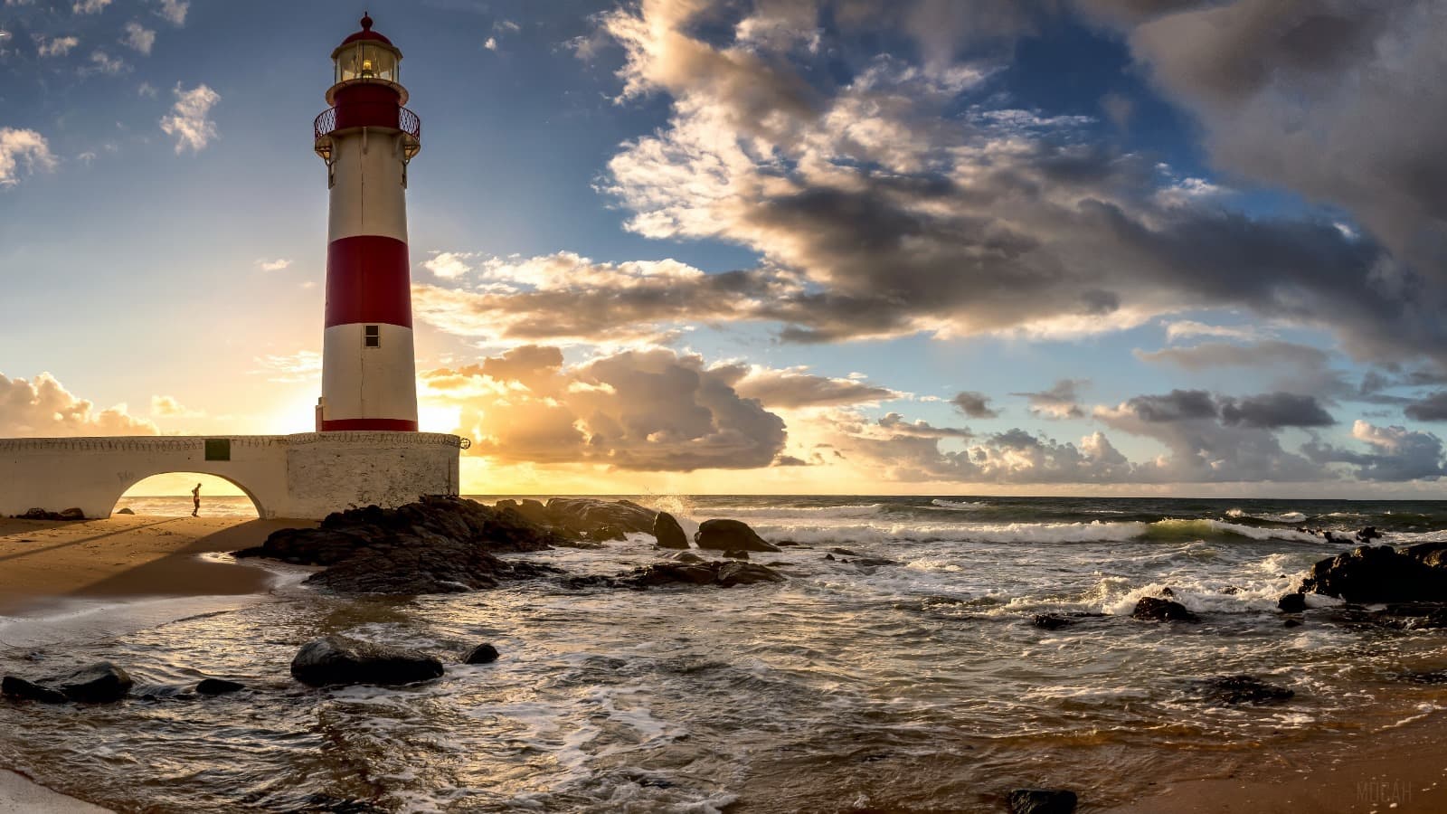 Faro sul mare al tramonto